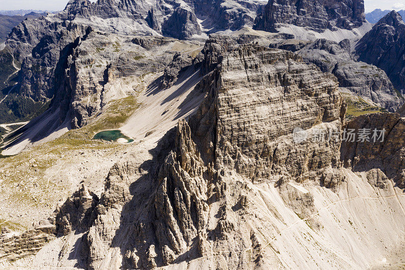 鸟瞰图的岩石细节的Tre Cime di Lavaredo，意大利